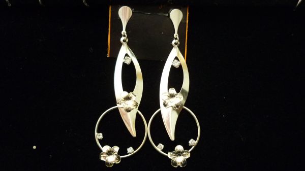 Prata com detalhes em strass