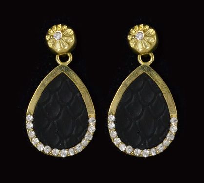 Brinco dourado com couro preto e strass
