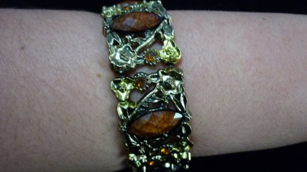 dourado com pedras marrons