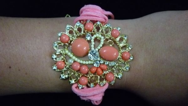 Dourada em couro com pedras coral