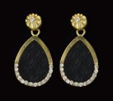 Brinco dourado com couro preto e strass