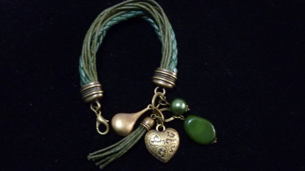 Shambala verde com berloques